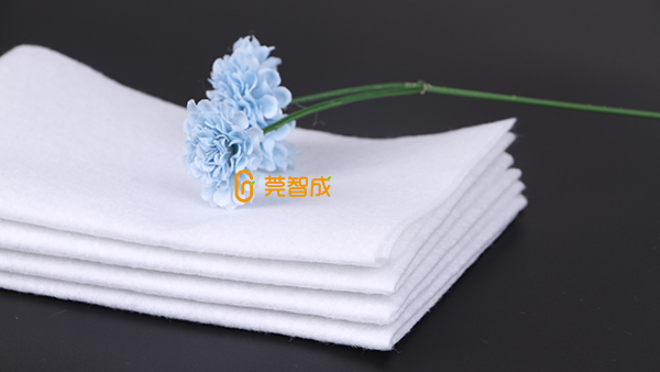 哪些因素取決針刺無紡布土工布滲水性？